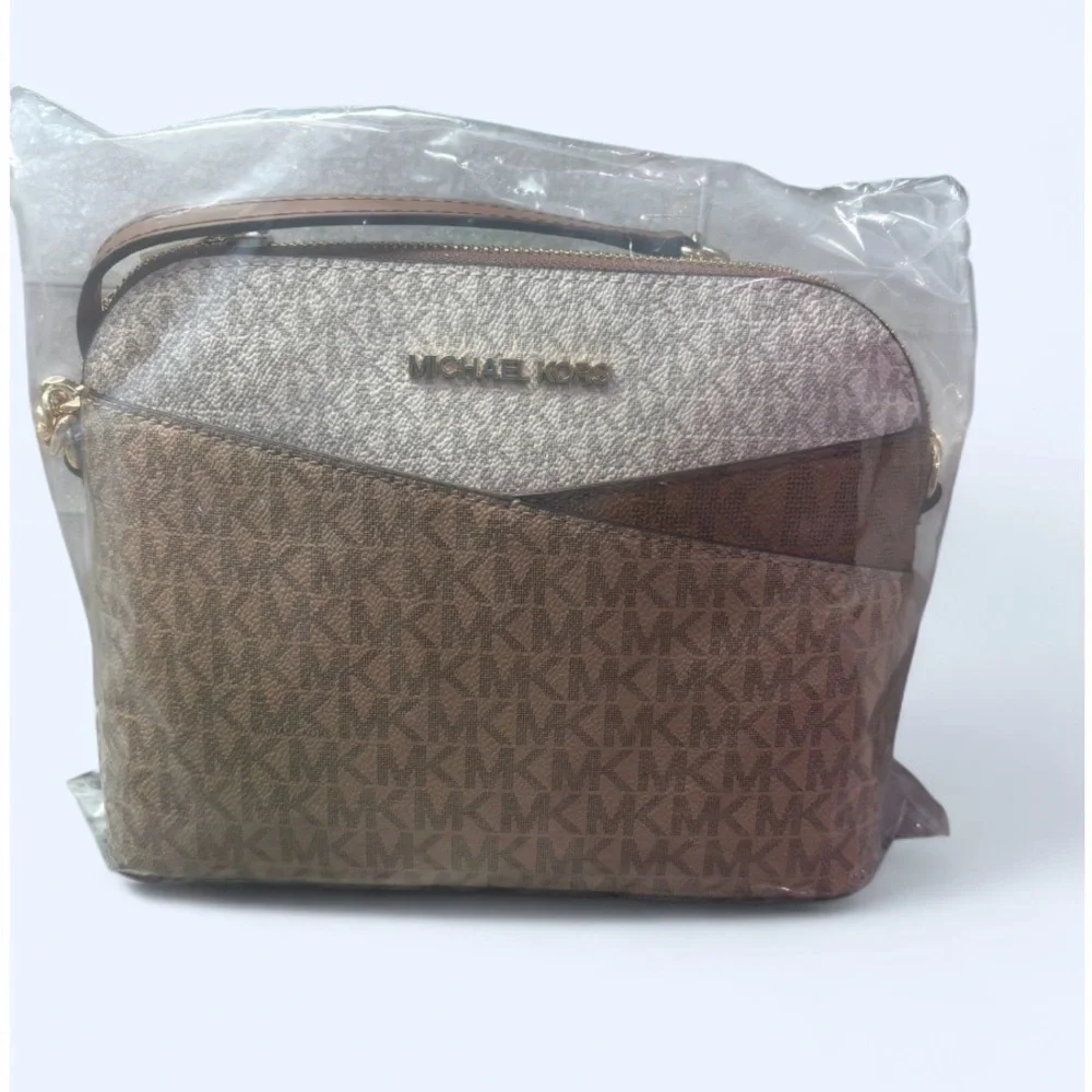 Michael Kors NEW WITH TAGS Jet Set Travel Medium Signature Dome Crossbody Bag 🐪🐫